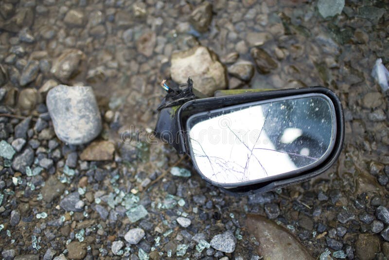 Auto la caída sobre el carreteras.