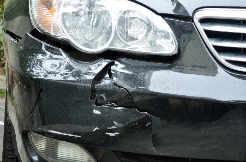 Danado auto de acuerdo a aplastar accidente.