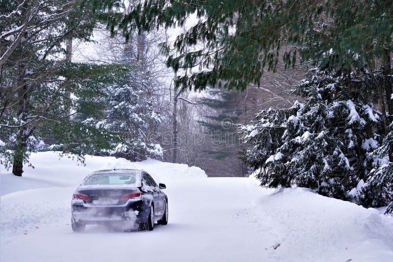 Blu berlina sbuffa su un piano inclinato coperto con imballato e arato la neve dopo una grande tempesta di neve.