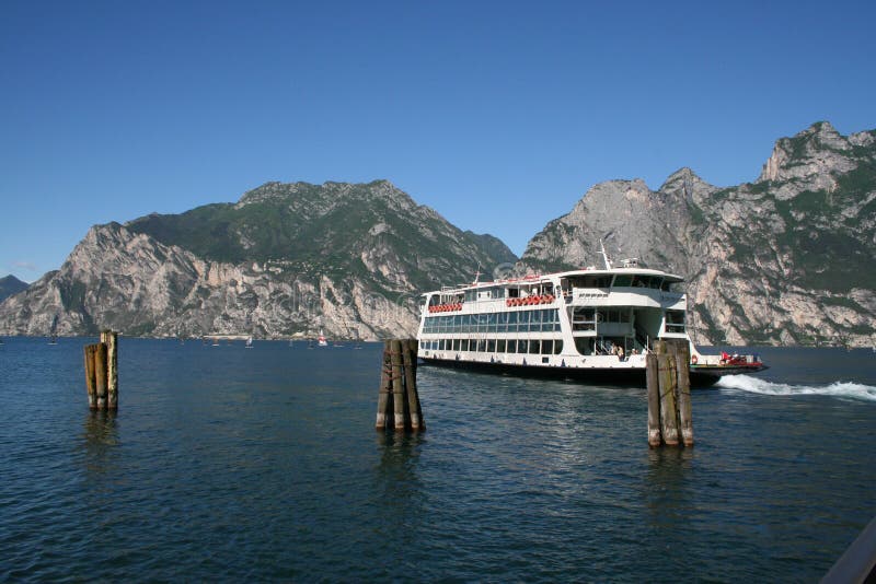 Car-ferry sur le lac Garda, Italie. photo libre de droits Car-ferry sur le lac Garda, Italie. photo libre de droits
