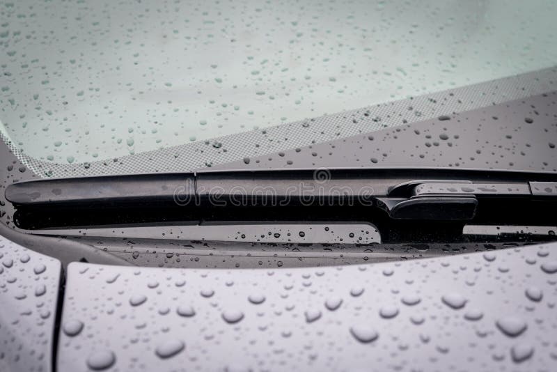 Auto Glas Windschutzscheibe mit viel Regen fällt bei Regen Dusche.