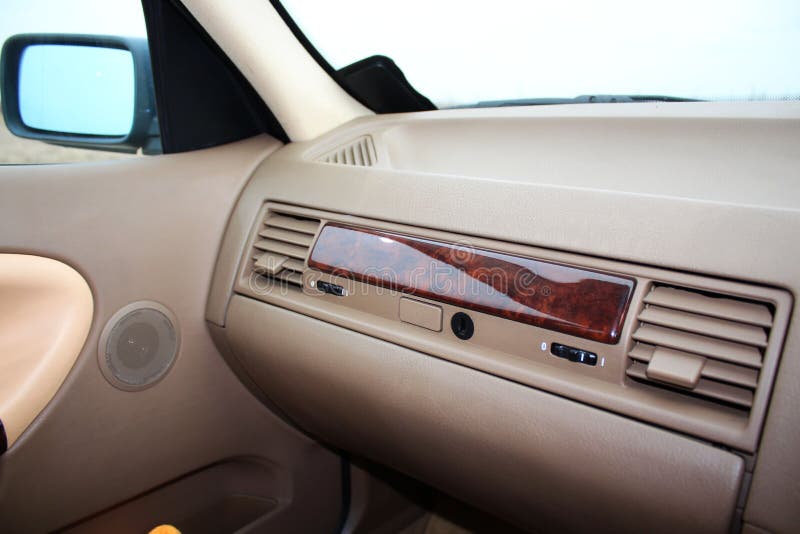 Car glove box (compartment) with air deflectors