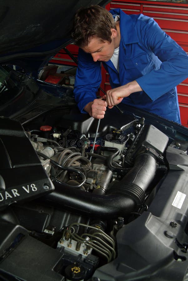 Lavorazione meccanica su un'auto.