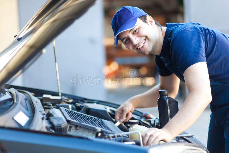 Professionale di meccanico di auto di lavorare in automatico il servizio di riparazione.