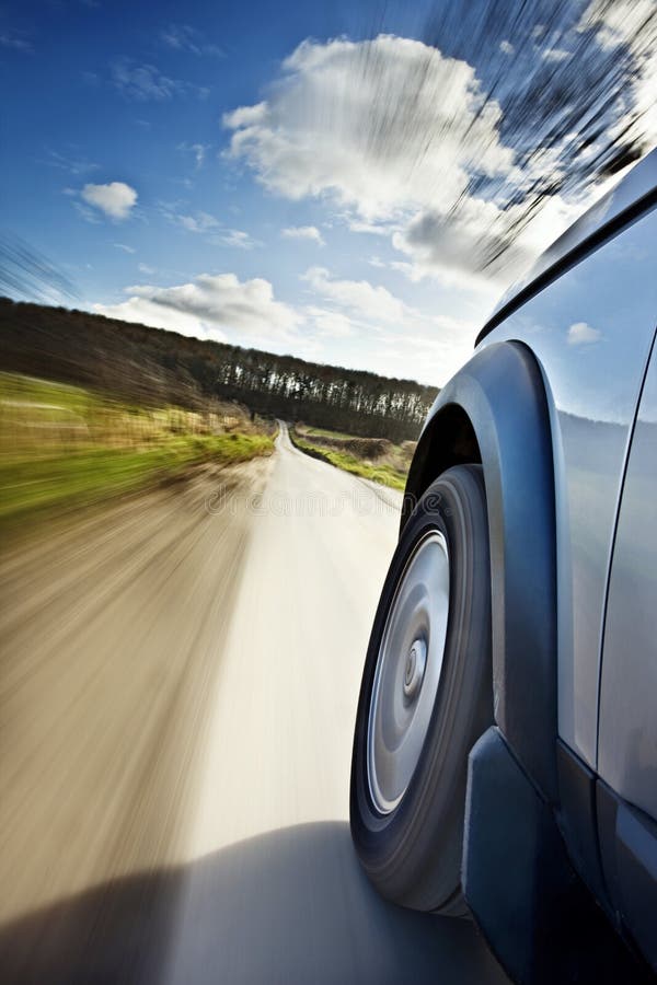 Auto in movimento sulla strada che rappresenta lo sfondo sfocato.