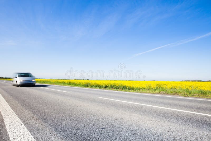 Auto pohybující se po silnici