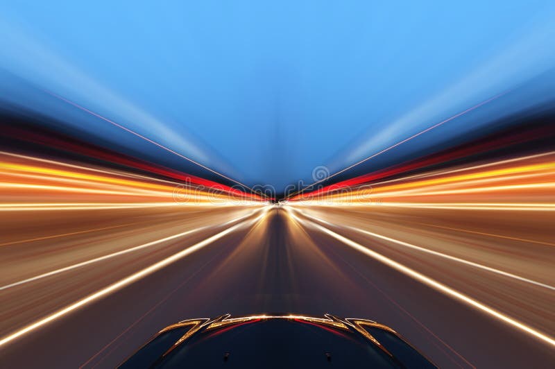 Auto su strada con il motion blur sfondo.