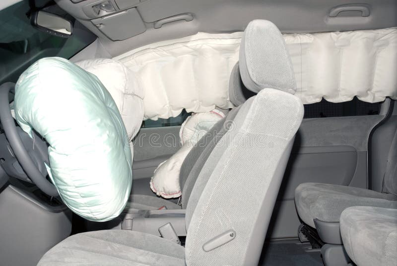 Moderného interiéru vozidla ukazuje nasadenie bezpečnosť airbagy.