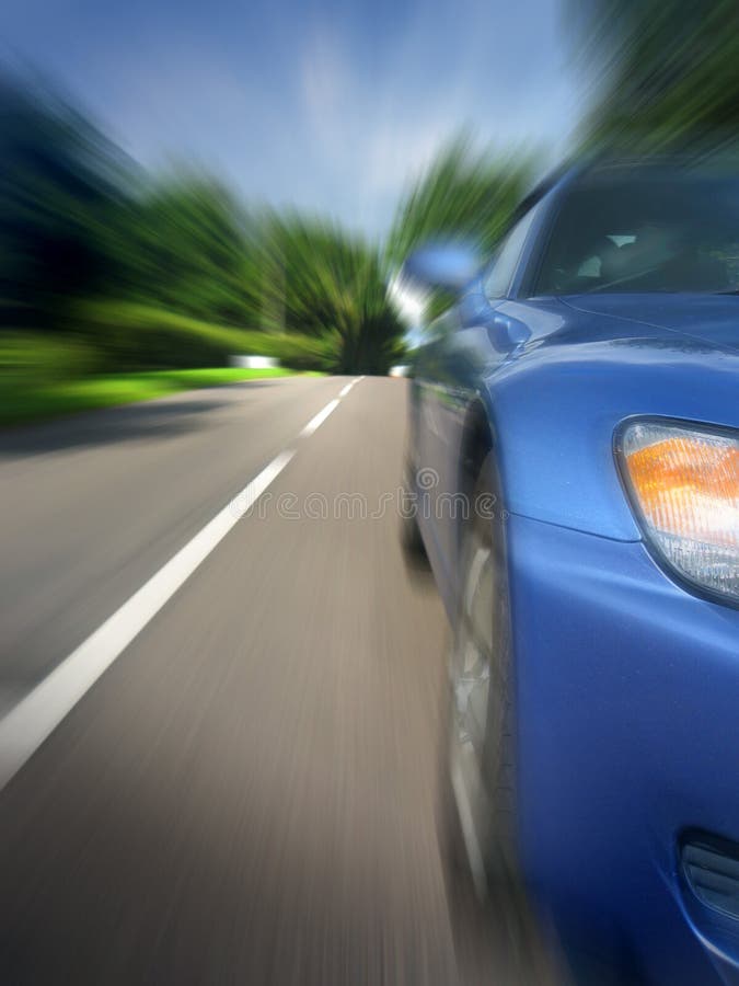 Auto sportiva in velocità in corsia paese.