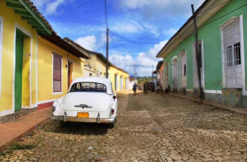 Klasický retro amerických áut v uliciach mesta Trinidad, kuba.