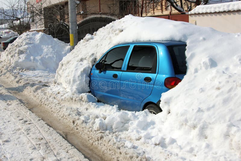 Azul auto la nieve más cercano carreteras.