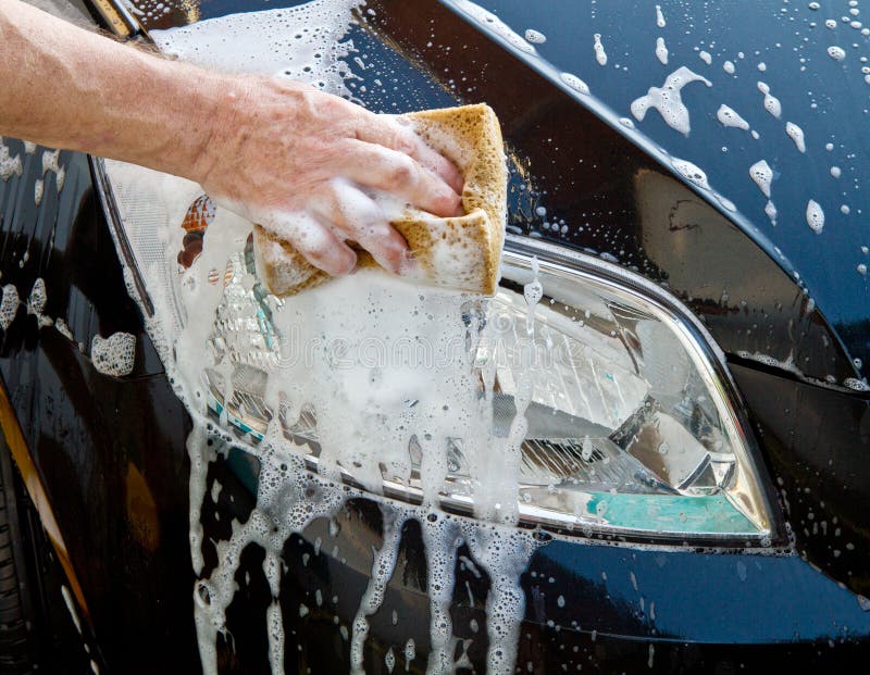 Auto, Lavaggio a Mano con Spugna Gialla e Sapone.