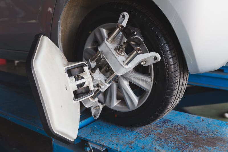 Car Wheel Fixed with Computerized Wheel Alignment Machine Clamp Stock