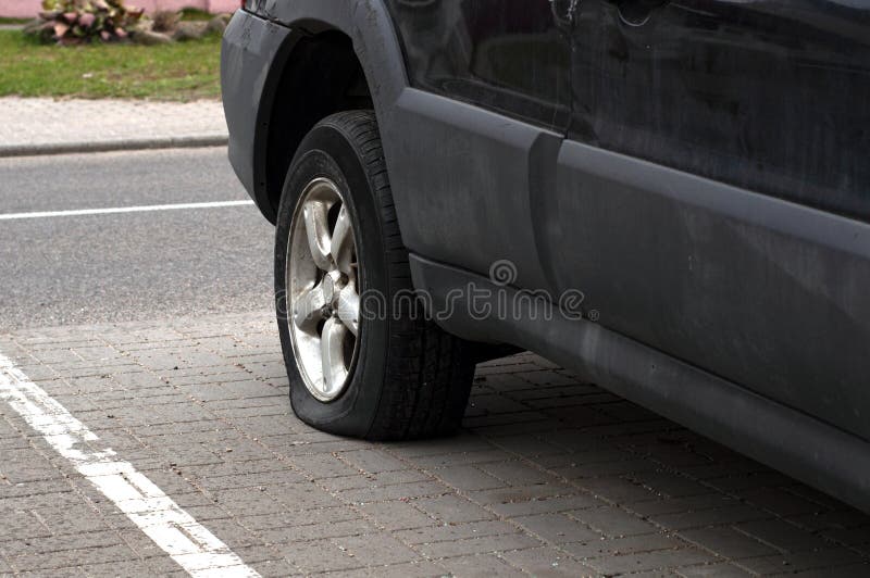 Car wheel flat tire on the road. Road accident. Car wheel flat tire on the road. close up road accident royalty free stock photos Car wheel flat tire on the road. Road accident. Car wheel flat tire on the road. close up road accident royalty free stock photos