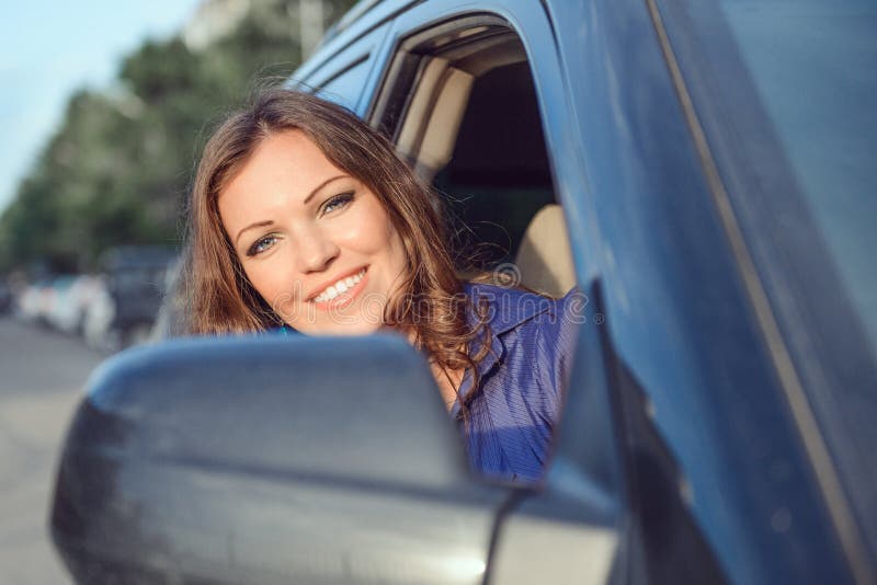 Auto žena na cesty výlet hľadá von z.