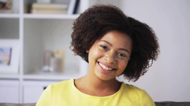 Cara afroamericana feliz de la mujer joven en casa