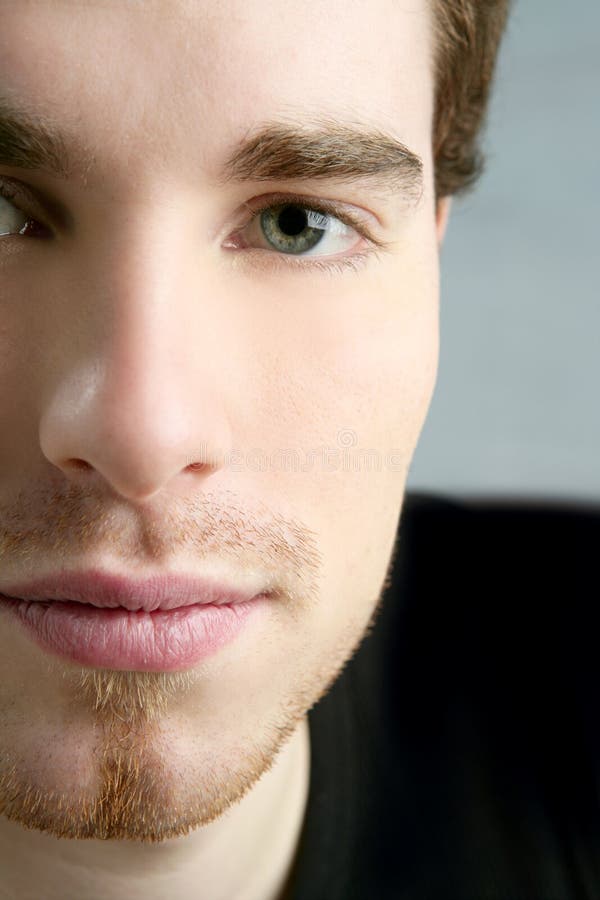 Cara al retrato hermoso joven del hombre de la cámara fotografía de archivo libre de regalías