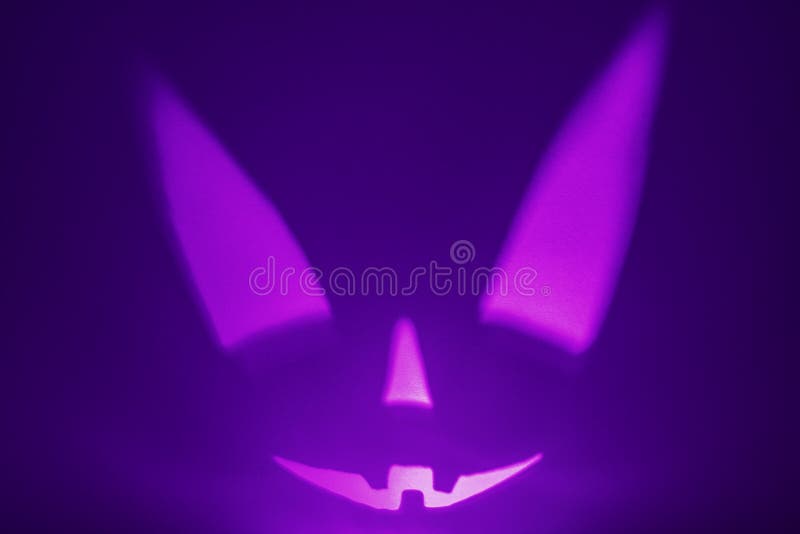 Cara Assustadora Do Halloween Sobre Fundo Violeta Cara De Sorriso