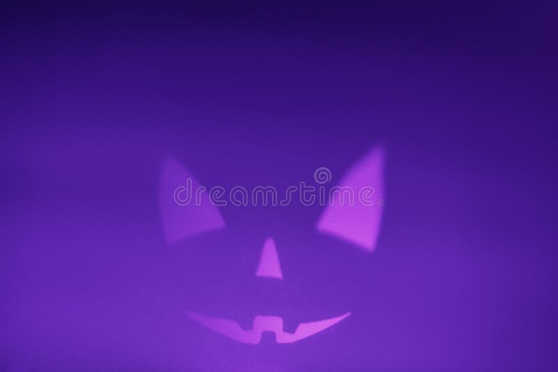 Cara Assustadora Do Halloween Sobre Fundo Violeta Cara De Sorriso