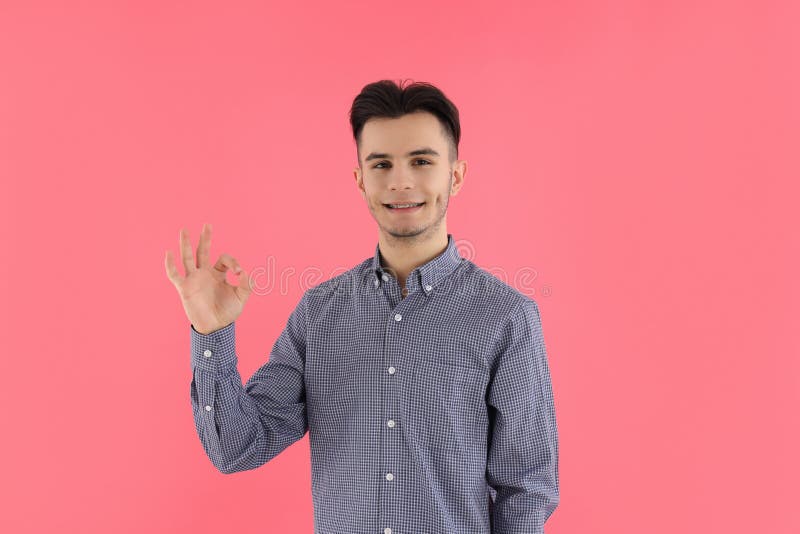 Cara atraente na camisa em fundo rosa imagens de stock