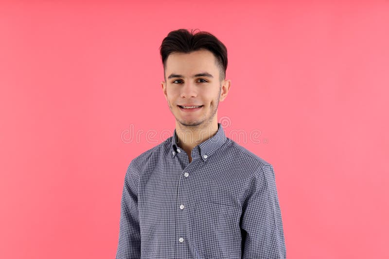 Cara atraente na camisa em fundo rosa imagens de stock royalty free