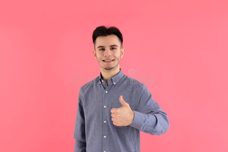 Cara atraente na camisa em fundo rosa fotografia de stock royalty free