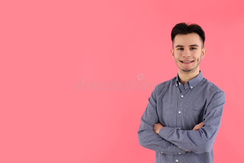 Cara atraente na camisa em fundo rosa foto de stock