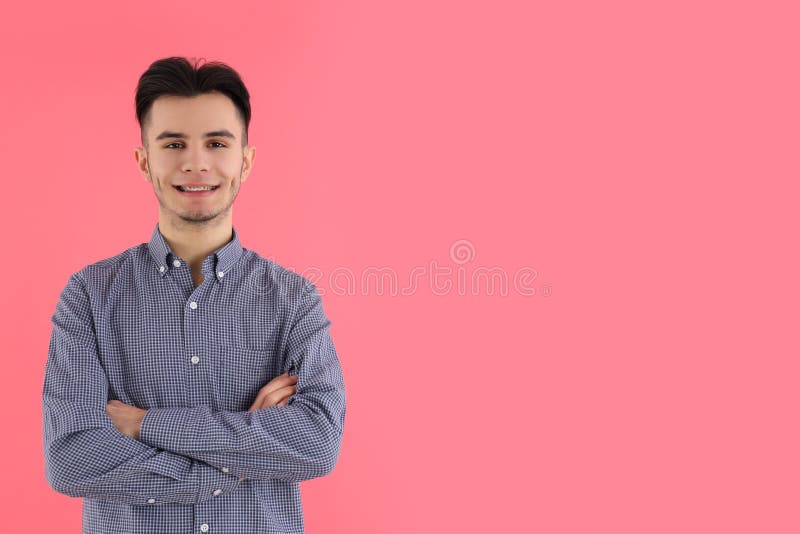 Cara atraente na camisa em fundo rosa foto de stock