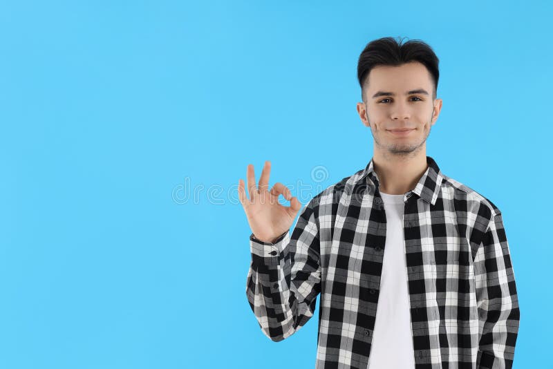 Cara atraente na camisa sobre fundo azul fotos de stock royalty free