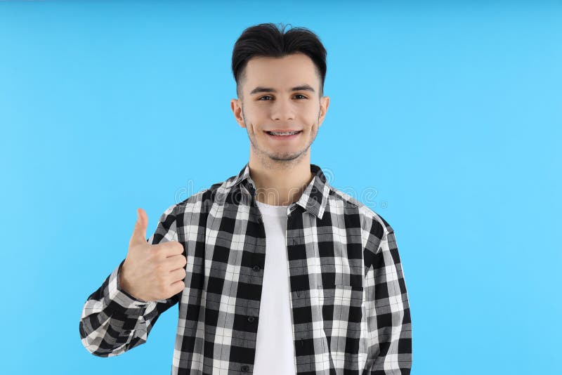 Cara atraente na camisa sobre fundo azul foto de stock