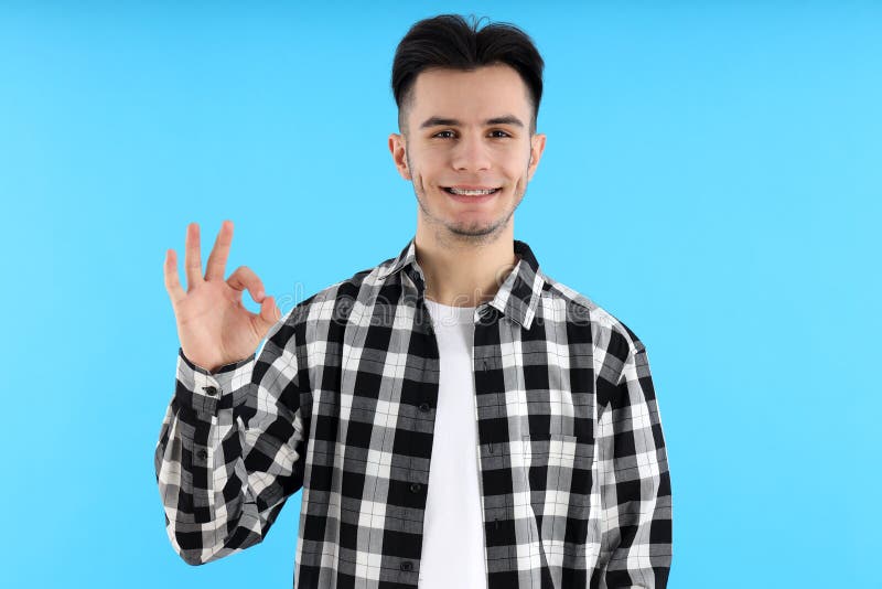 Cara atraente na camisa sobre fundo azul imagens de stock royalty free