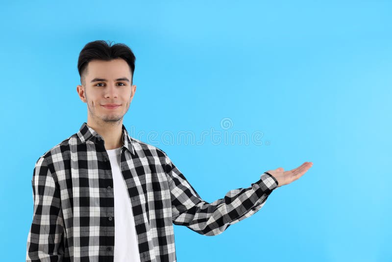 Cara atraente na camisa sobre fundo azul foto de stock royalty free