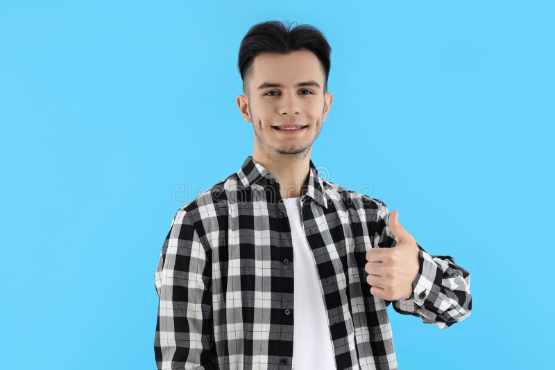 Cara atraente na camisa sobre fundo azul imagem de stock