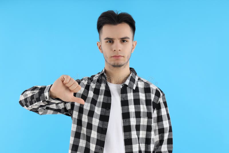 Cara atraente na camisa sobre fundo azul fotos de stock