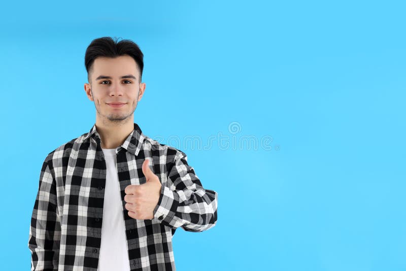 Cara atraente na camisa sobre fundo azul imagem de stock royalty free
