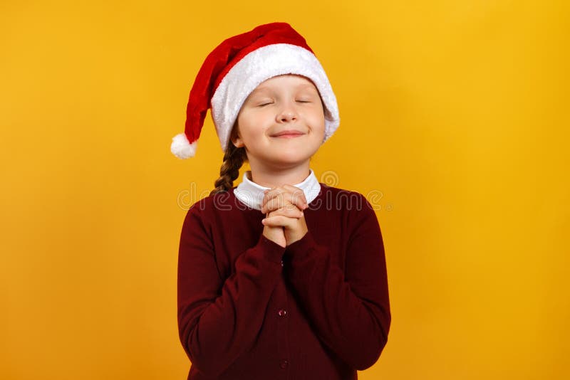 Cara bambina di santa che aspetta natale Il bambino chiuse gli occhi e fece un desiderio fotografia stock libera da diritti Cara bambina di santa che aspetta natale Il bambino chiuse gli occhi e fece un desiderio fotografia stock libera da diritti