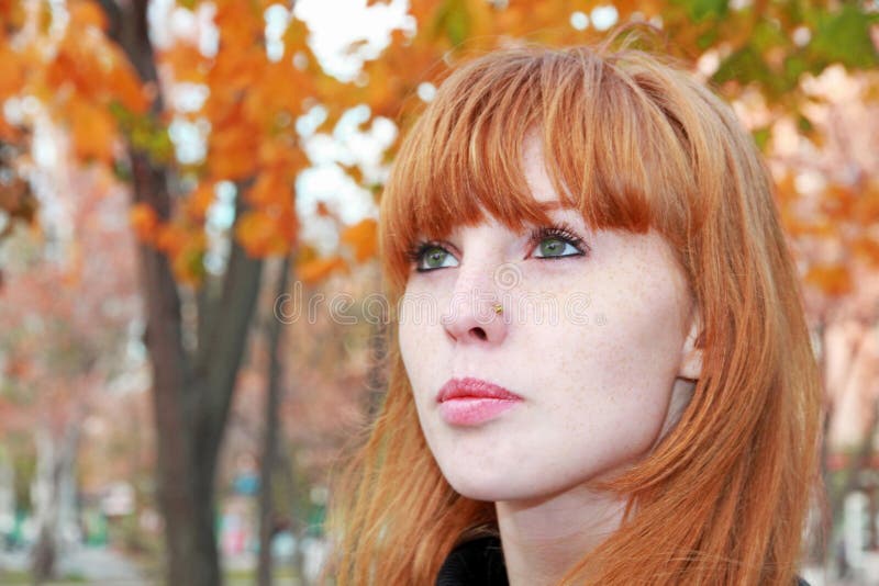 Retrato De Una Chica Joven Con El Pelo Casta O Y Las Pecas Foto De