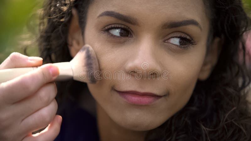 Cara bonita de la actriz de sexo femenino sonriente hermosa, artista de maquillaje que aplica el polvo foto de archivo libre de regalías Cara bonita de la actriz de sexo femenino sonriente hermosa, artista de maquillaje que aplica el polvo foto de archivo libre de regalías