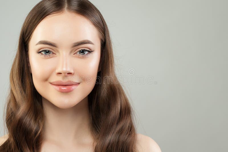 Cara Bonita De La Mujer Cara Modelo Femenina Hermosa Con La Piel Clara Y El  Cierre Marrón Sano Del Pelo Para Arriba Foto de archivo - Imagen de piel,  peinado: 147747886