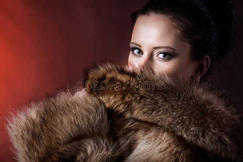 Retrato da mulher da beleza no casaco de pele luxuoso do inverno fotos de stock royalty free Retrato da mulher da beleza no casaco de pele luxuoso do inverno fotos de stock royalty free