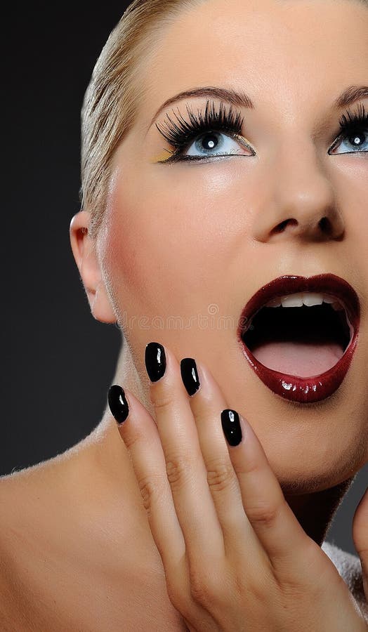 Cara bonita emocional de la mujer con maquillaje brillante fotos de archivo Cara bonita emocional de la mujer con maquillaje brillante fotos de archivo