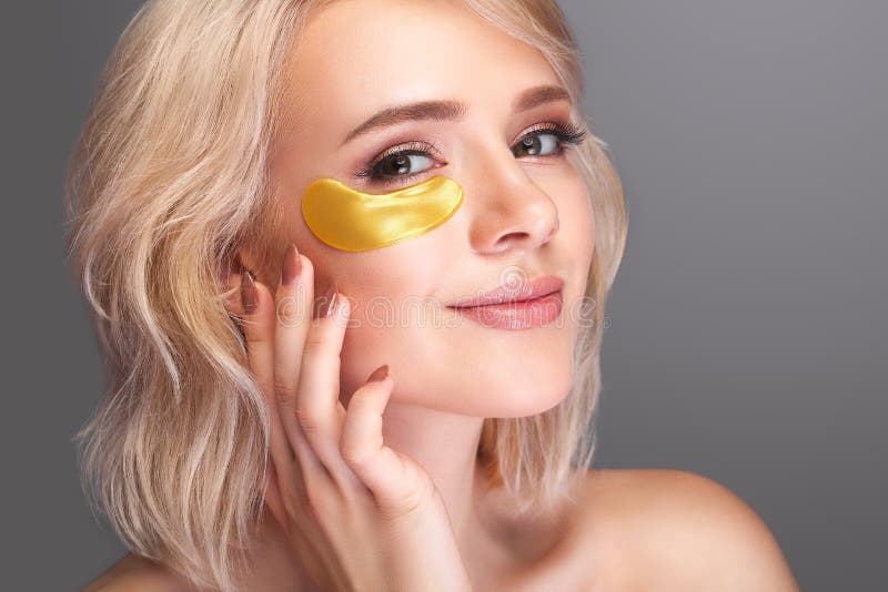 Cara da beleza da mulher com máscara sob os olhos Fêmea bonita com Na imagens de stock Cara da beleza da mulher com máscara sob os olhos Fêmea bonita com Na imagens de stock