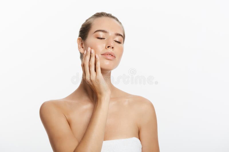 Cara da menina do modelo da beleza do close up com composição natural do nude e pele limpa Conceito facial do tratamento de Skinc imagens de stock Cara da menina do modelo da beleza do close up com composição natural do nude e pele limpa Conceito facial do tratamento de Skinc imagens de stock
