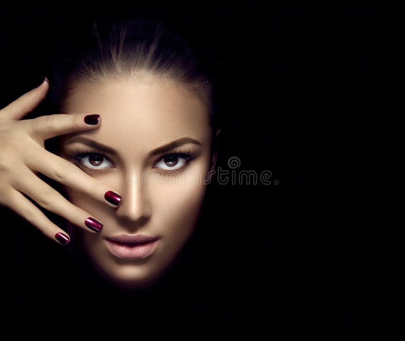 Cara da menina do modelo de forma, composição da mulher da beleza e tratamento de mãos fotografia de stock Cara da menina do modelo de forma, composição da mulher da beleza e tratamento de mãos fotografia de stock