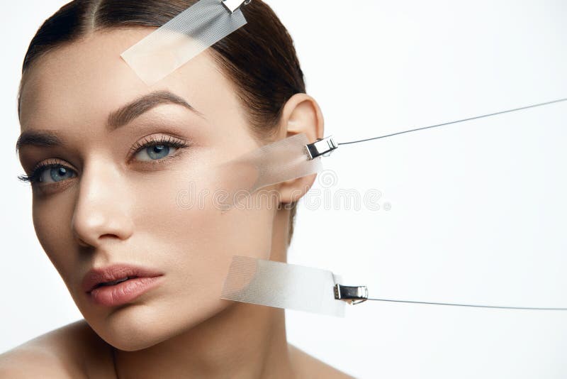 Cara da mulher da beleza durante o tratamento do elevador da pele da cara