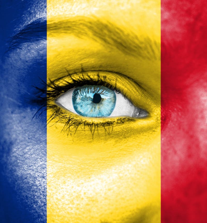 Cara da mulher pintada com a bandeira de Romênia imagem de stock royalty free Cara da mulher pintada com a bandeira de Romênia imagem de stock royalty free