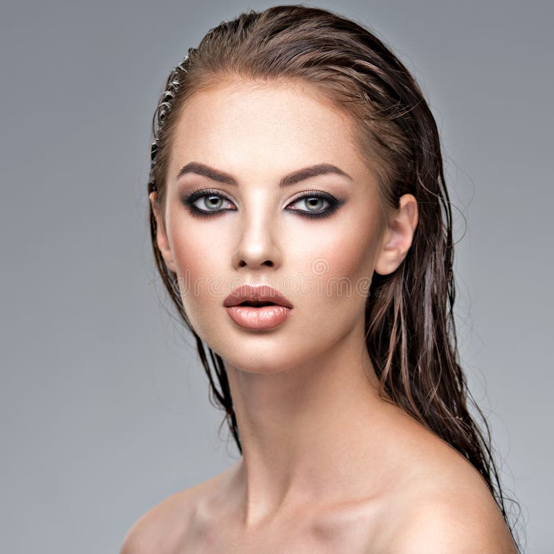 Cara de belleza de la joven hermosa mujer imagen de archivo libre de regalías