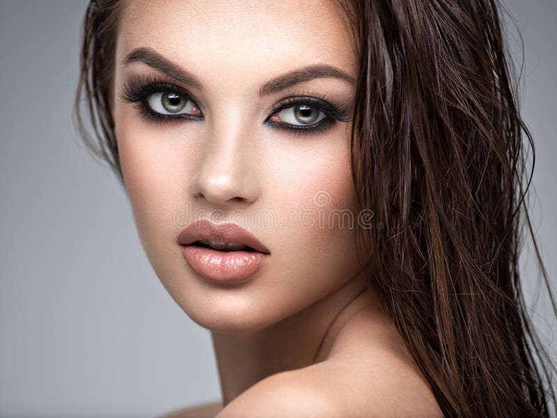 Cara de belleza de la joven hermosa mujer foto de archivo