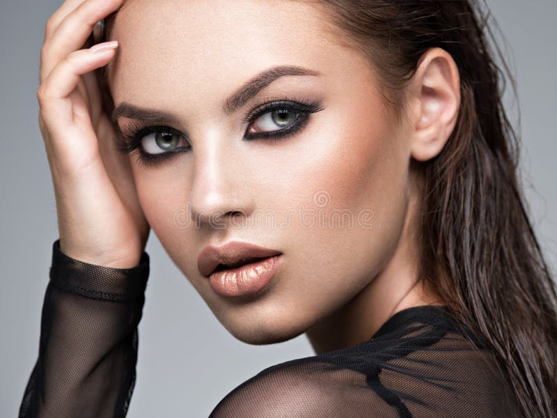 Cara de belleza de la joven hermosa mujer fotografía de archivo