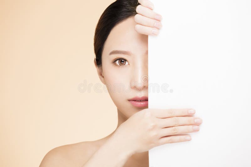 Cara de la belleza con concepto en blanco del tablero fotografía de archivo Cara de la belleza con concepto en blanco del tablero fotografía de archivo